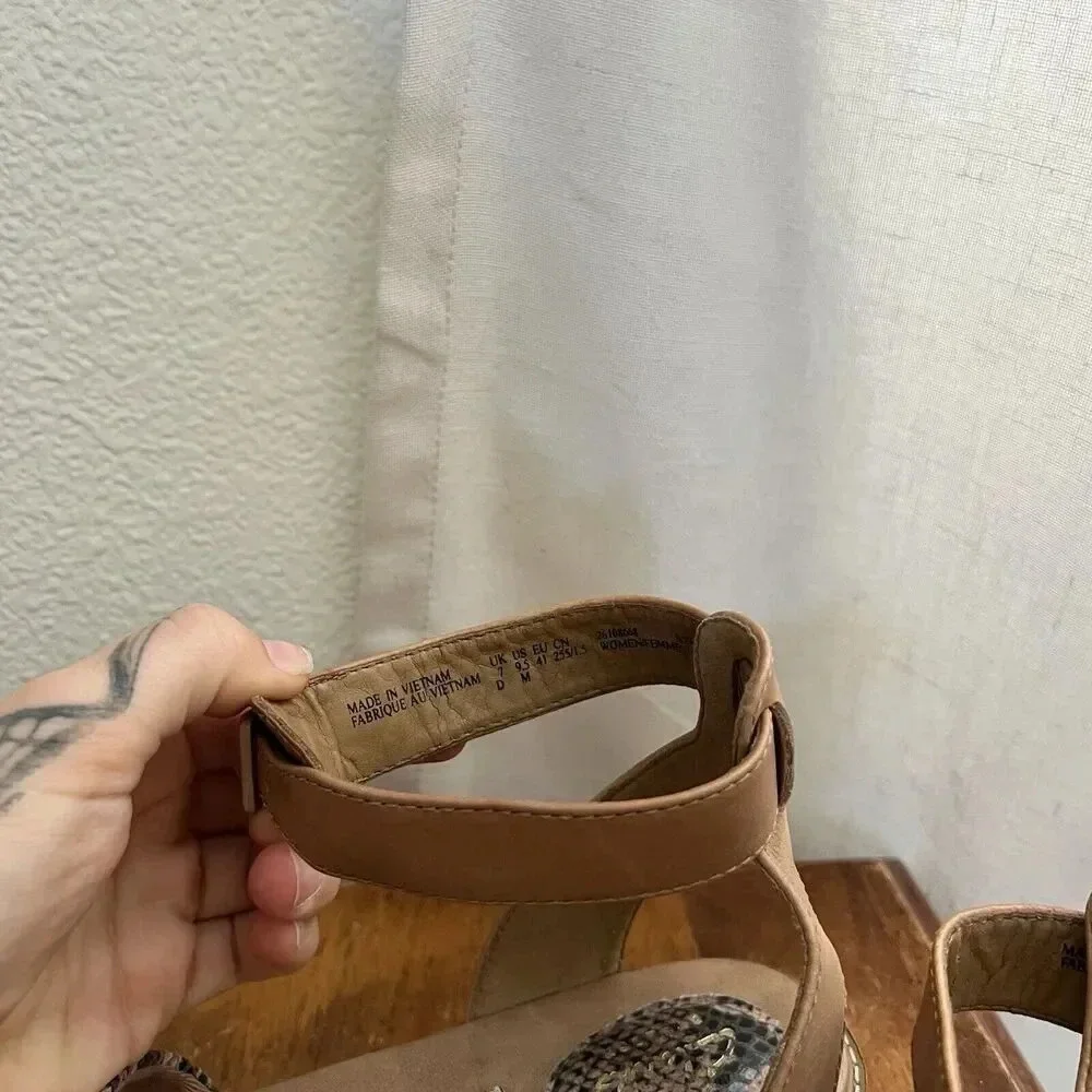 Clarks Artisan Lydie Hala Snake Comfort Flat Leather Sandals Womens 9.5 Tan Boho